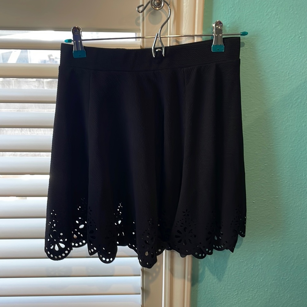Women’s simple pleated black skirt with flower cutout lining size M